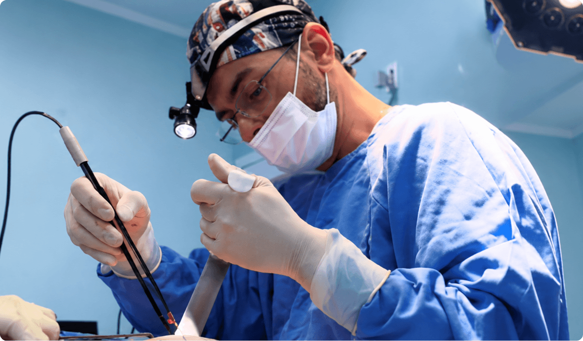 Dr. Ary Leite em consulta